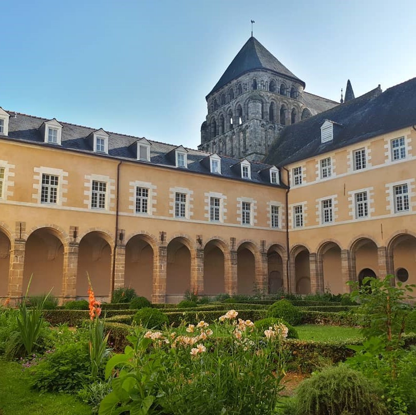 Tour carrée romane Abbaye Saint Sauveur