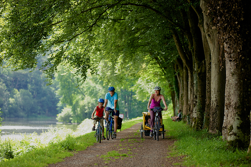 Famille sur le chemin de halage