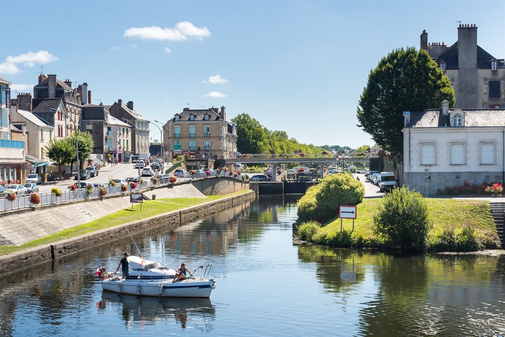 Le canal de Nantes à Brest séparant la vieille ville du quartier du port à Redon