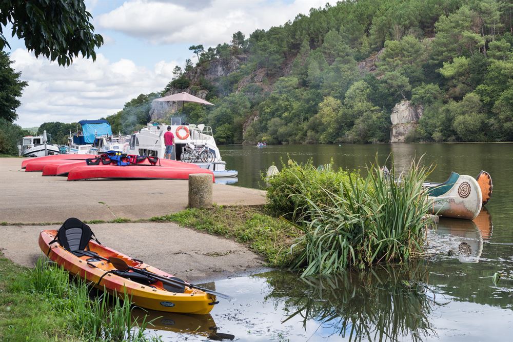 Canoës et bateaux à l'île aux pies